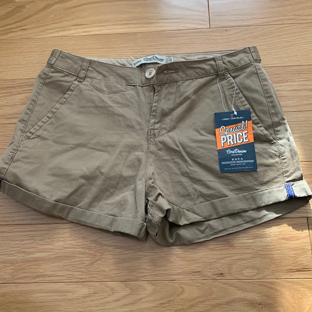 KHAKI SHORTS